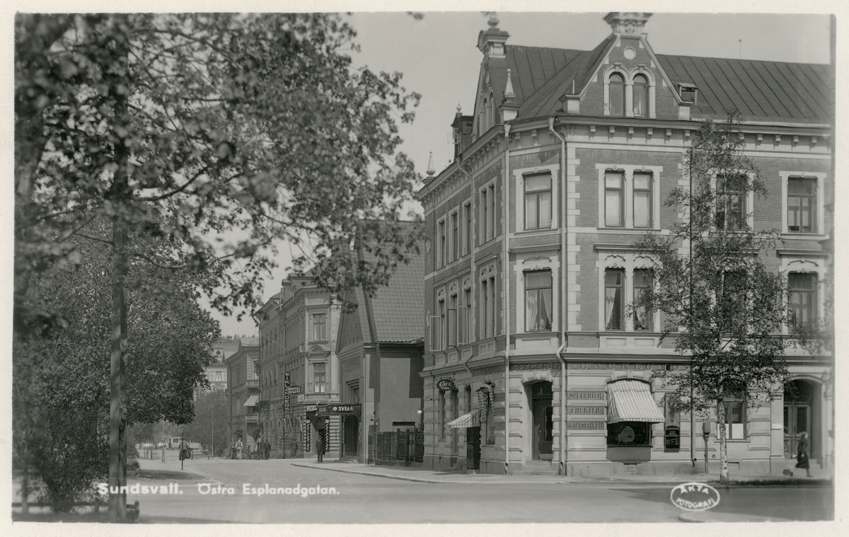 Kv Mars och kv Vesta vid Östra Esplanadgatan. I kv Mars närmast ses Svea-Biografen. I detta hus höll även Foto Kihlbaum till (porten till höger). Vykort.