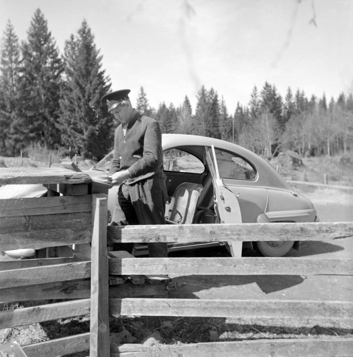 Lantbrevbärare Gustaf Jogehed delar ut post i Gammalkil. På bilden har han nått gården Släntom. Året är 1950.