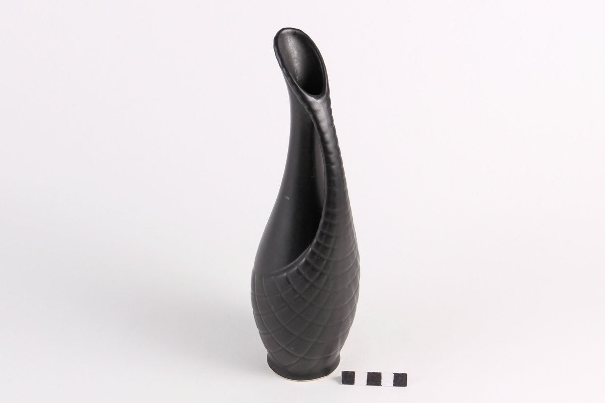 Høy og smal vase med sort, matt glasur og relieff.