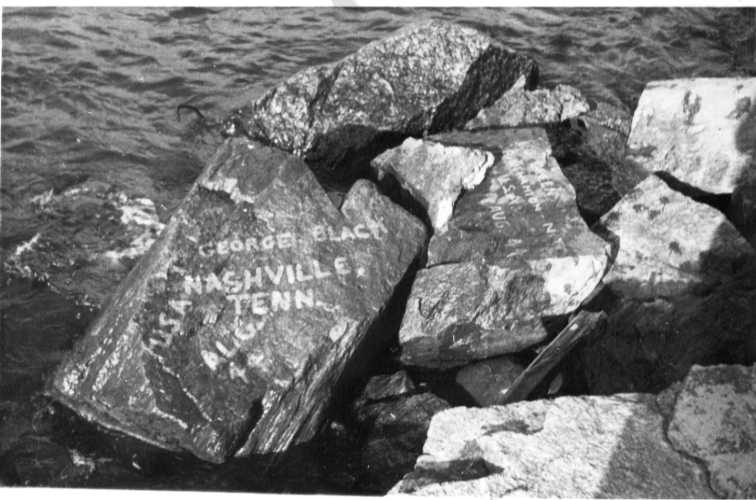 Graffiti på en större sten, troligen vid Vätterns strand i Gränna: "George Black, Nashville Tenn. USA Aug 44."