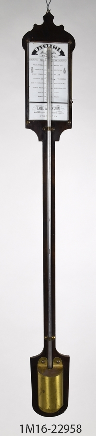Barometer med rakt kvicksilverrör. Tillverkad av Emil Andersson, meterologisk instrumentmakare. Instrumentet mäter från "stark torka" till "orkan".