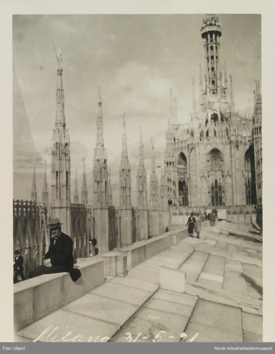 Mann sittende utenfor Duomo di Milano, katedral