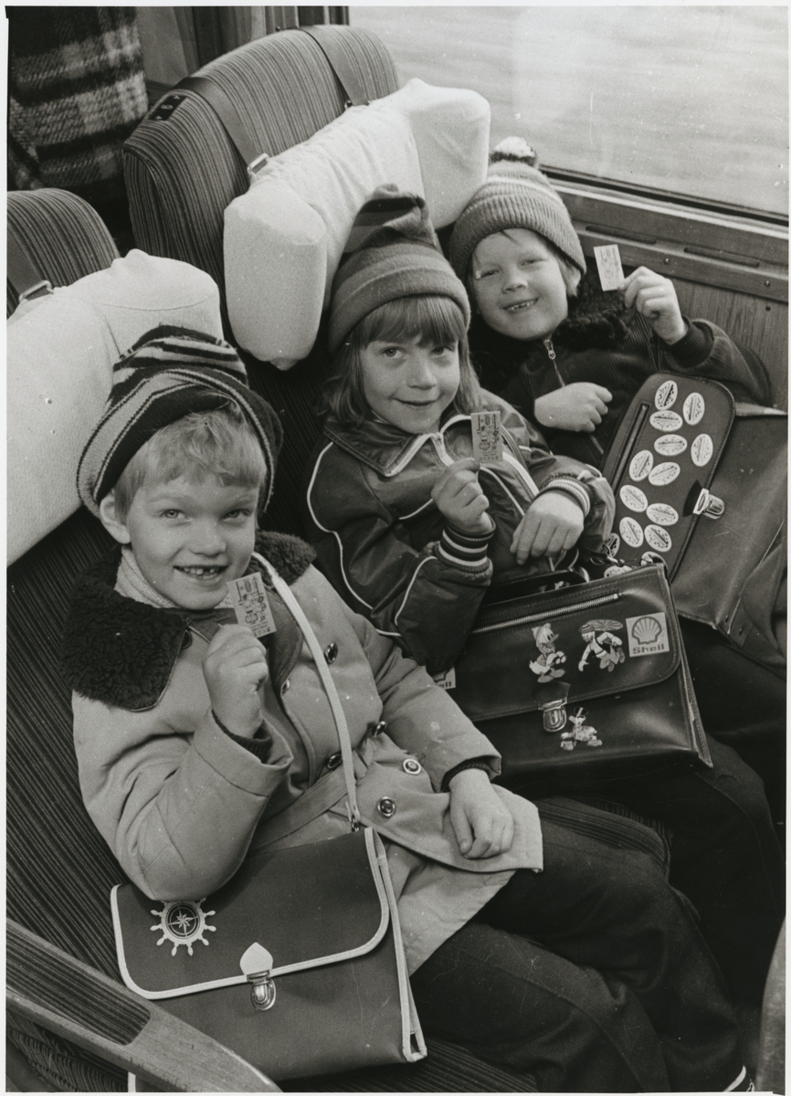 Barn på resa med uppvisad biljett.