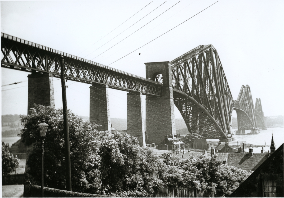 Forth Bridge, järnvägsbro över Firth of Forth floden i Skottland.