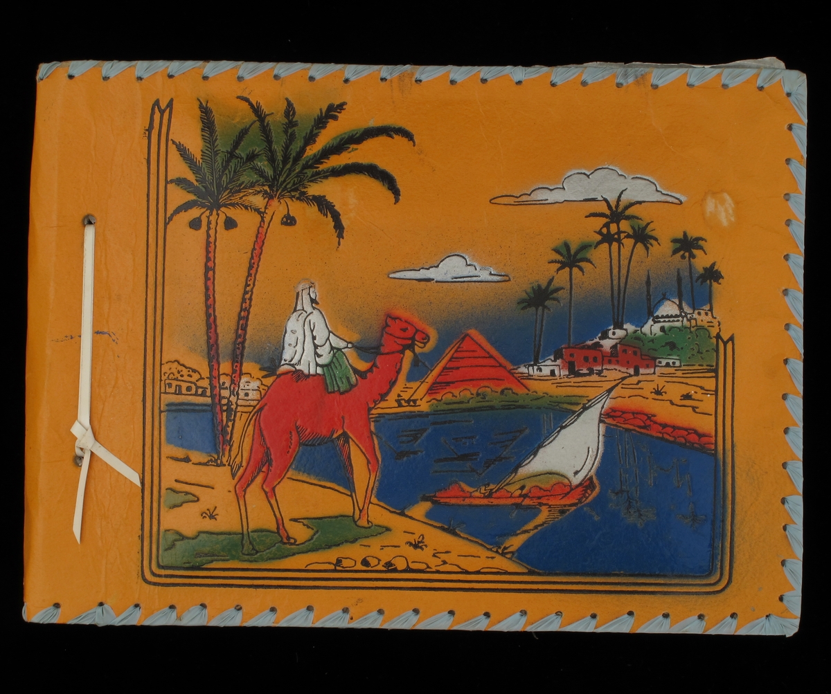 Bildemotiv på forsiden: Kamel med arabisk rytter, palmetrær, vann med seilbåt, pyramide og bebyggelse i bakgrunnen, alt i sterke farger mot en gul-orange bakgrunn.