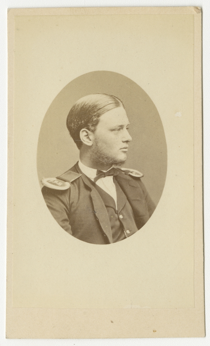 Porträtt av Johan Arvid Zethelius, kadett vid Krigsskolan Karlberg.

Se även bild AMA.0009321.