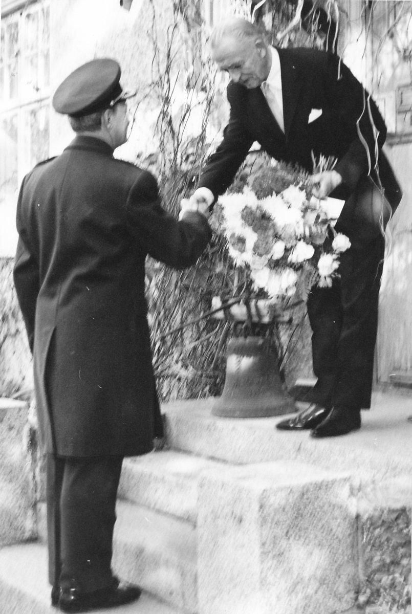 Regementschefen överste Stig Colliander, hyllade i tal jubilaren, överste Cavalli, och överlämnade blommor från regementet och kamratföreningen. 

OBS! två bilder