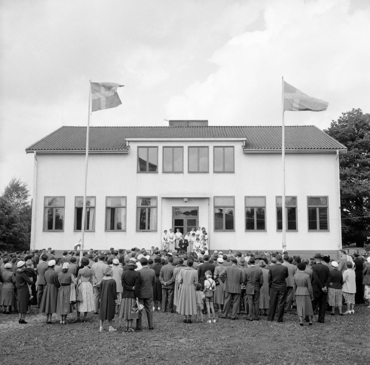 Skolavslutning vid enhetsskolan i Veta 1954. Enhetsskolan var den skolform som föregick grundskolan. Den infördes ojämnt i Sverige från 1946 till 1962 då grundskolan började introduceras och som 1972 var införd i hela Sverige. Det innebar att folkskolan var helt avvecklad.
