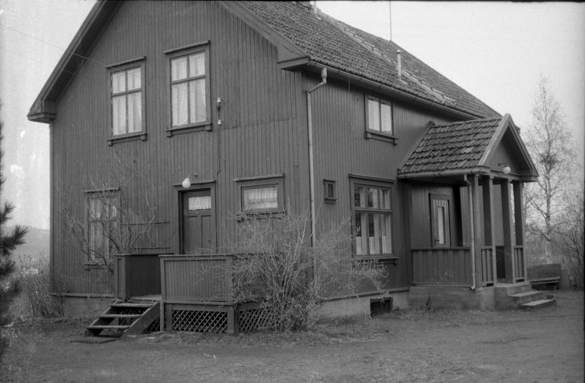 To bilder fra Odberg på Kraby, Østre Toten, i vårløsinga 1958.