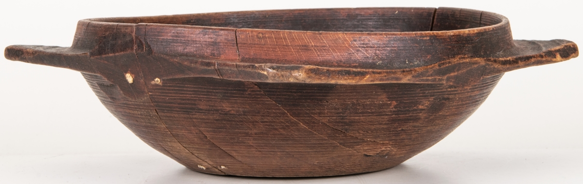 Snibbskål av trä. Svarvad, spår av röd och svart färg. Ristat i botten ANO 1710 Ci.