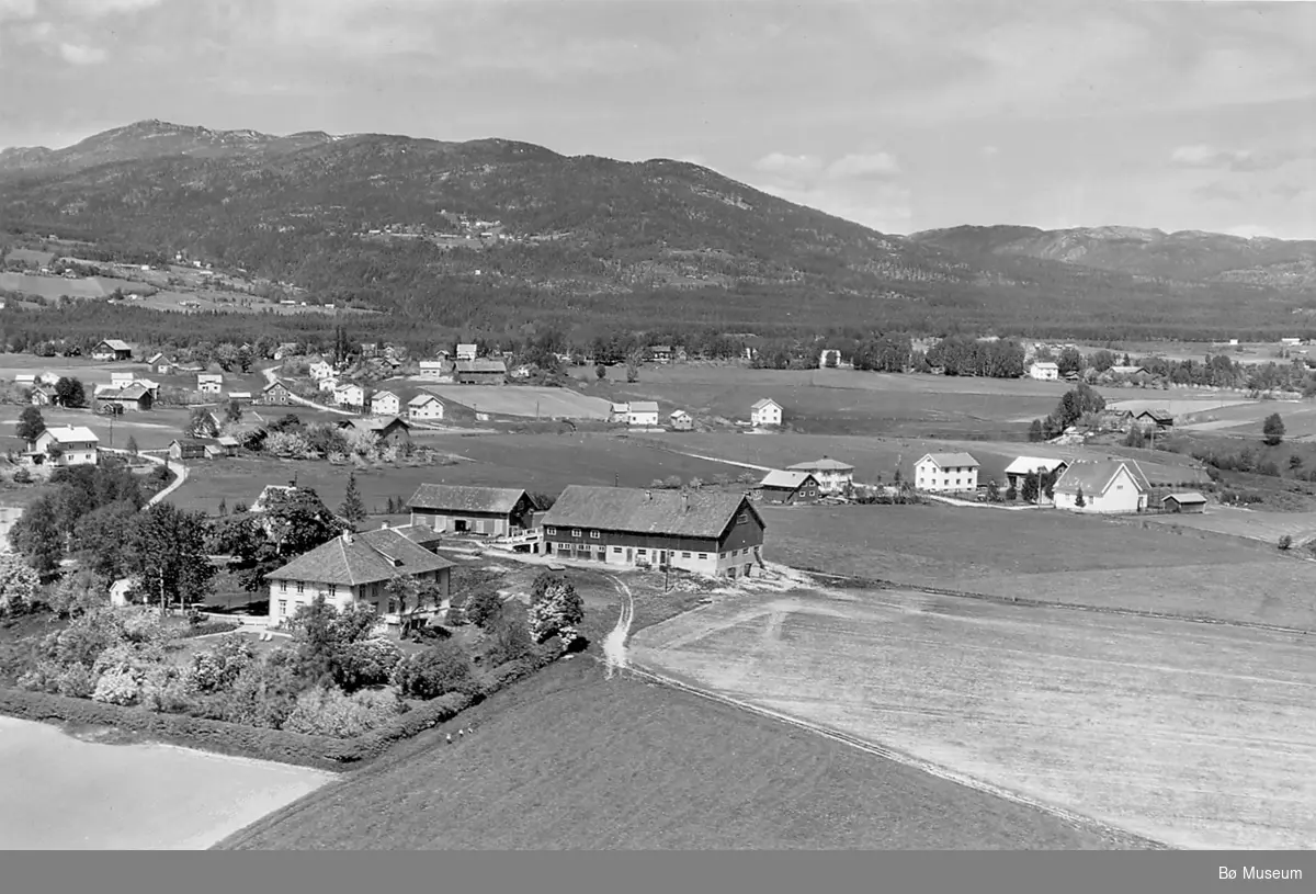 Flyfoto av Bø prestegard 13. juni 1958.