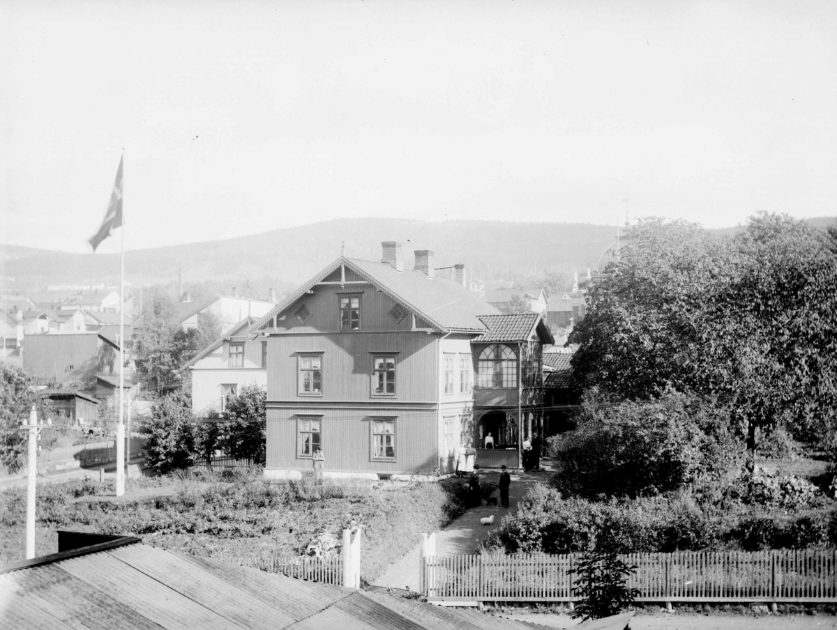 Henriksens Pensjonat (senere Jacobsens Pensjonat) på hjørnet mellom Skolegata og Bankgata