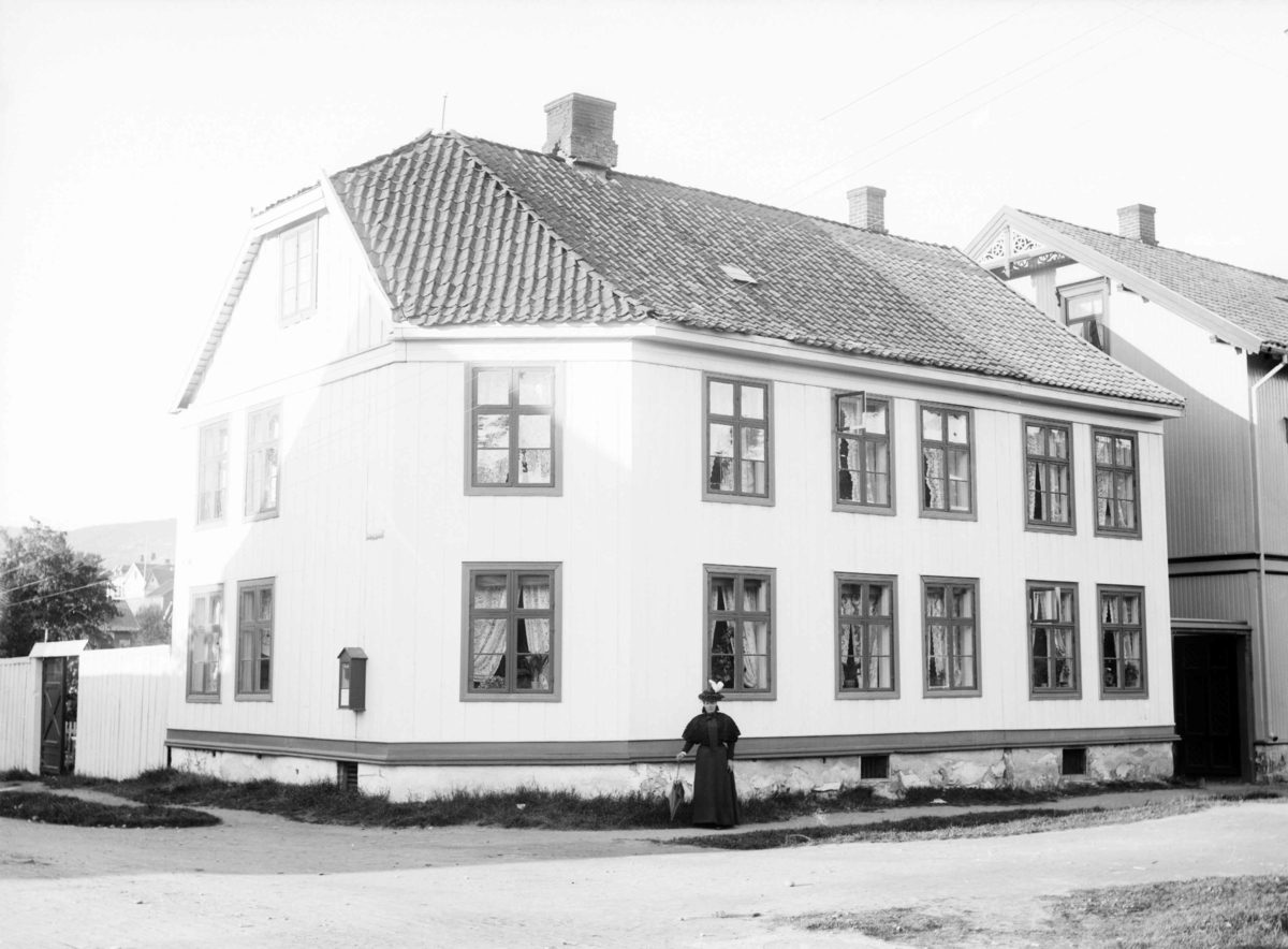 Fru Ødegaards hus Kirkegata 31 på hjørnet Kirkegata - Langes gate. Frk. Marit Tandes (?) ovenfor.