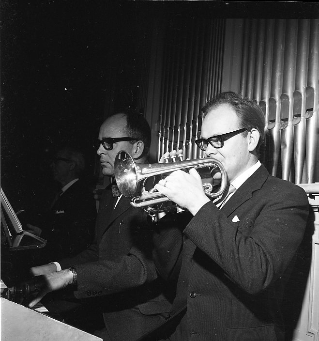 Curt Malmberg och Stig Lindén spelar på orgel respektive trumpet i Ölmstad kyrka.