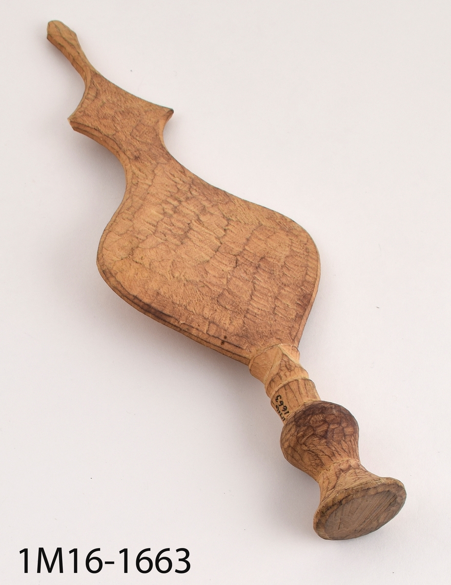 Skulpterad ljus träskiva med handtag, ett fredstecken som användes vid dans. Från Butoto-stammen, övre Kongo.