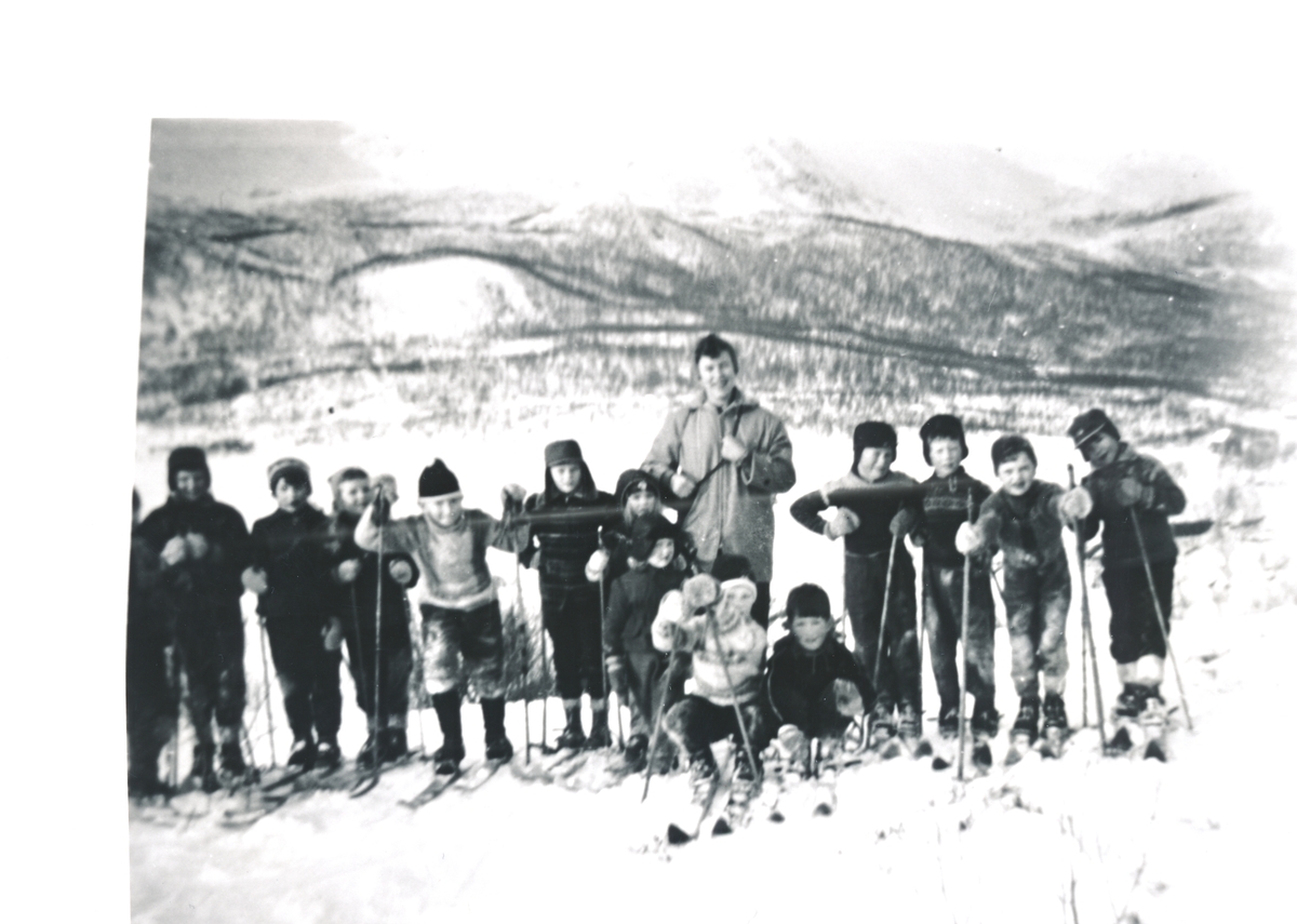 Skoleklasse på skitur på Å-heia. Å i Senja 1957-58.