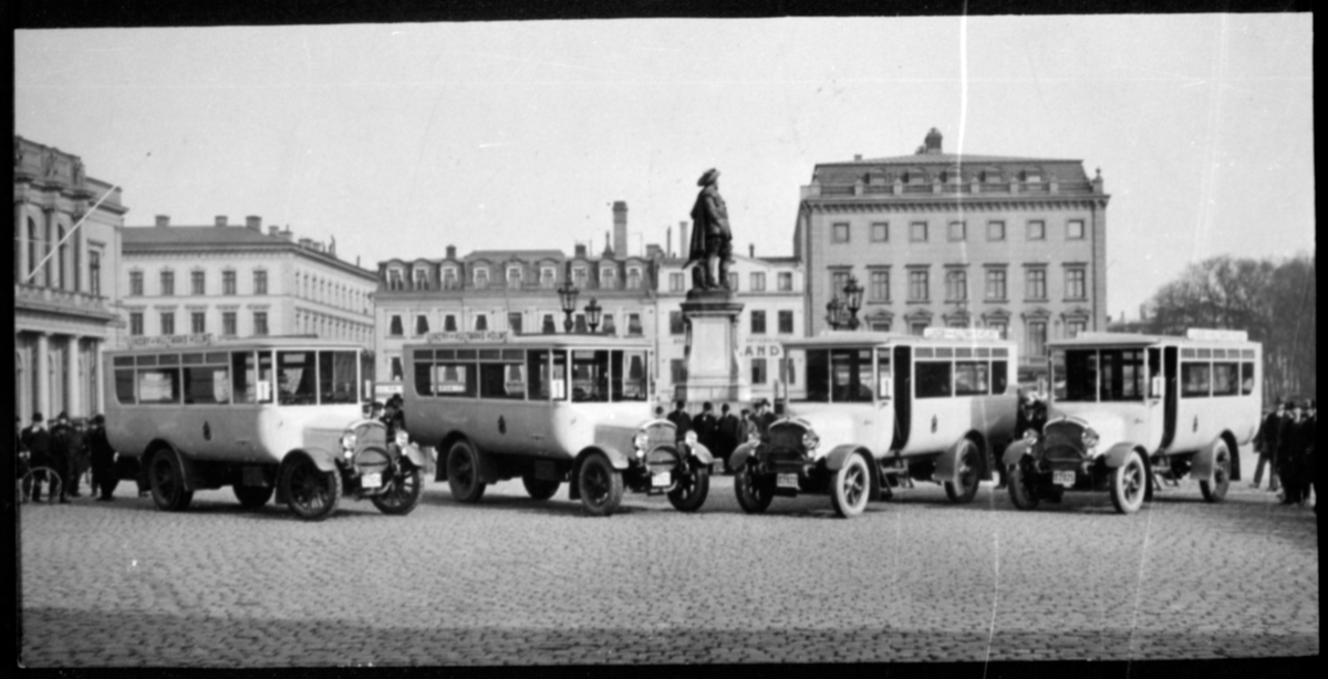 Fyra stycken Göteborgs Spårvägar Aktiebolag, GS bussar av 1923 års modell på Gustav Adolfs torg i Göteborg.