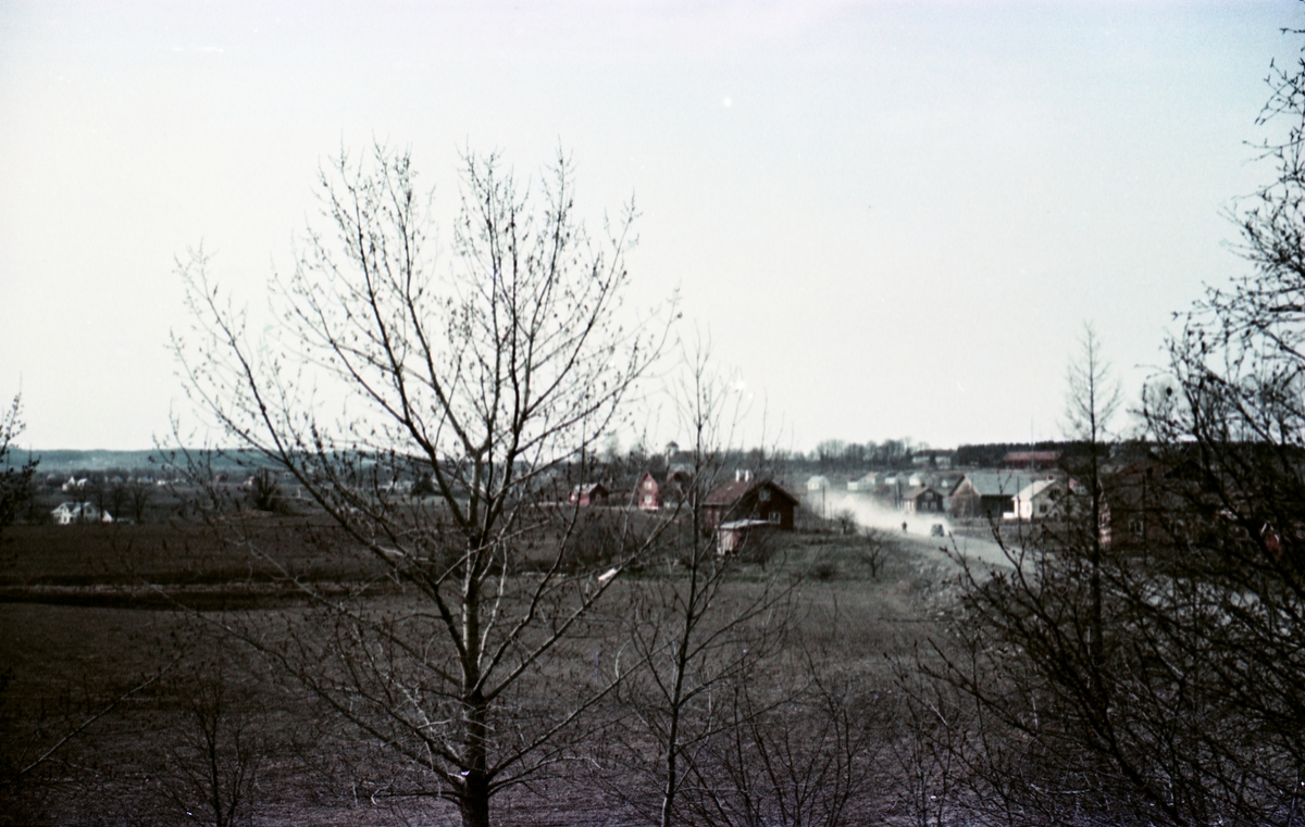 Fire bilder fra anleggsperioden for utvidelsen av daværende rv. 33 på begynnelsen av 1960-tallet. Bildene er tatt fra Odberg på Kraby i retning Hoff Arbeidersamfund. Det er tydelig at støvplagen ikke var ubetydelig i tida før asfaltering.