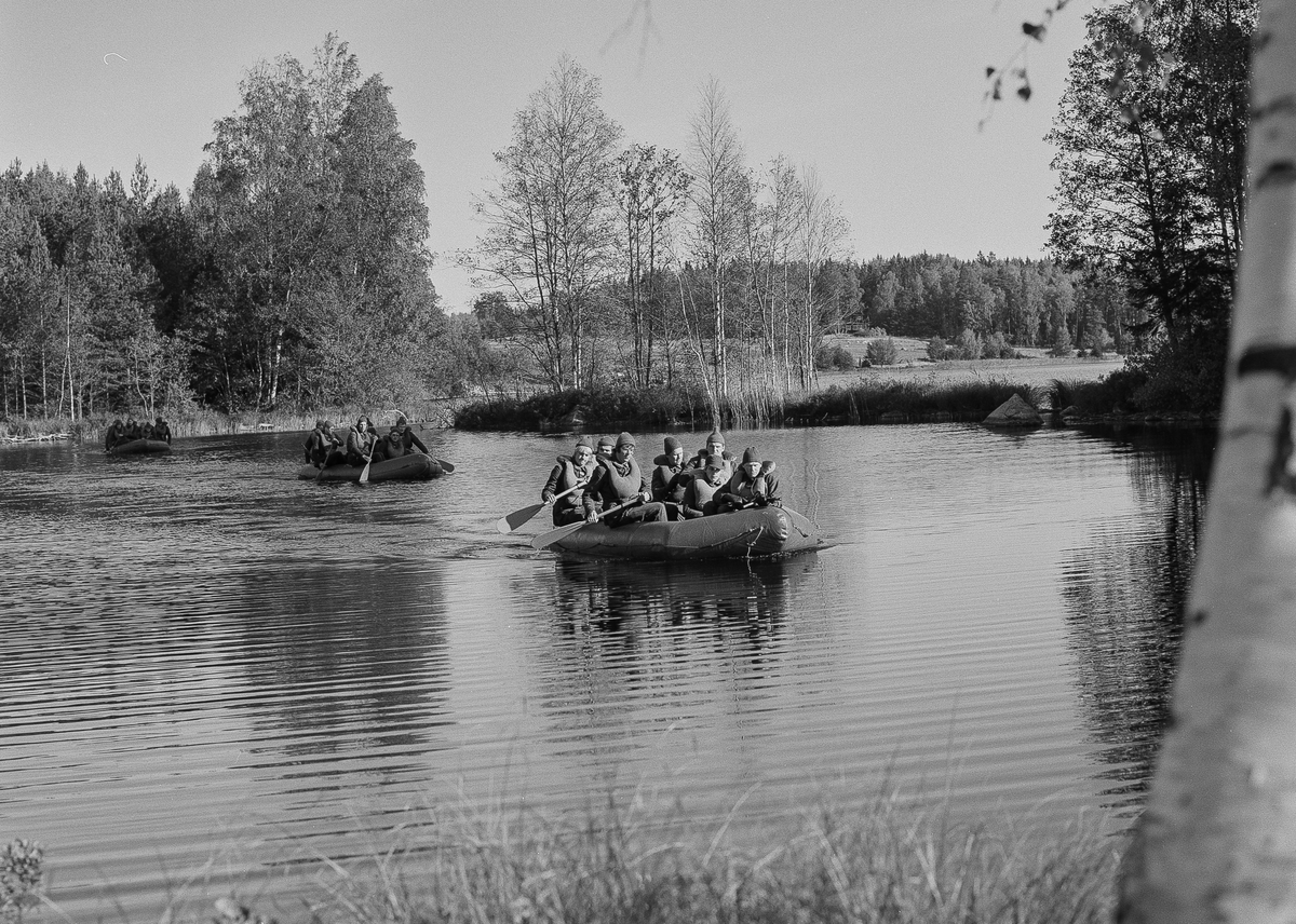Truppen anländer med patrullbåtar över Magsjön.
Ledare är furir Lars Pihl, senare officer vid regementet.

OBS! två bilder.