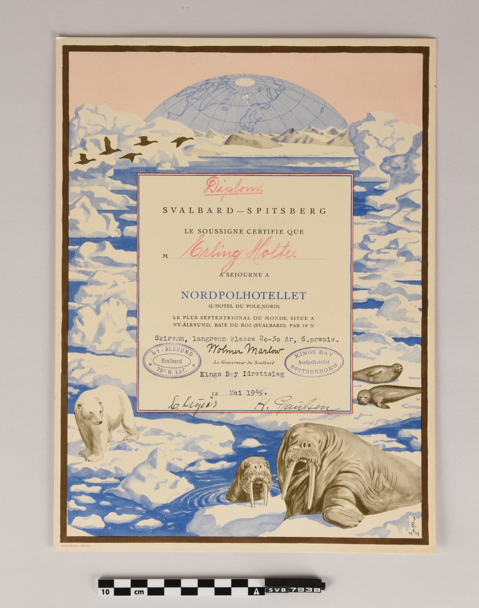 Rektangulært pappark med trykt og håndskrevet tekst og flere håndskrevne signaturer. Det er trykt fargegrafikk av isbjørn, fugler, sel og hvalross. Teksten er på fransk og på norsk.