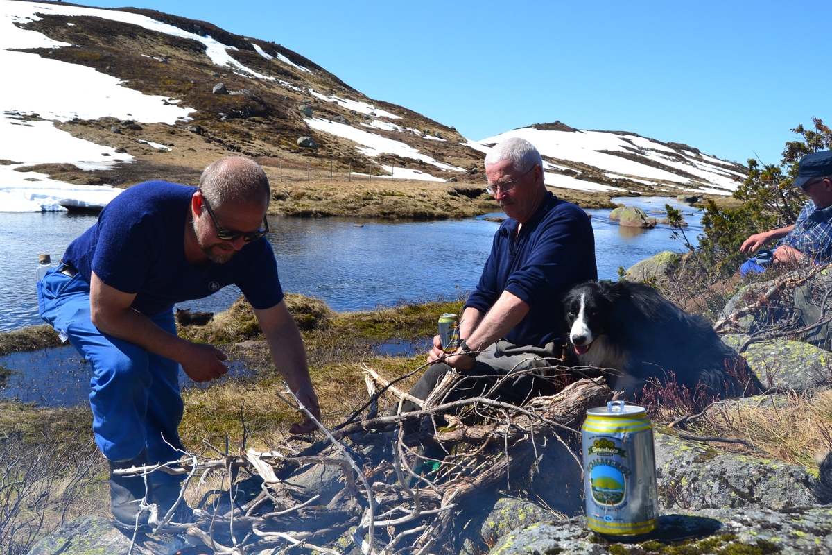 Fra venstre: Asbjørn Haga og Karl Martin Mattingsdal lager bål, og griller lammapølse under en pause fra gjerding ved Lona, Ålgrimsåno i Langeidsheia.