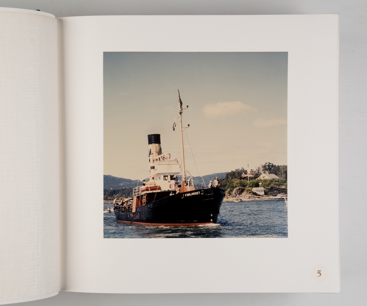 Album med fotografier fra Det Norske Veritas 125-års jubileum 1989, med Veteranbåtparaden arrangert i samarbeid med Norsk Sjøfartsmuseum 18. juni 1989