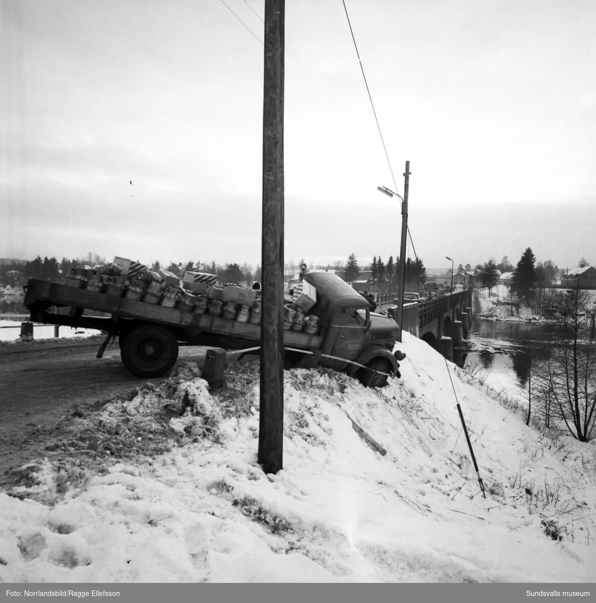 En mjölkbil och en personbil har kolliderat på norra sidan av gamla bron i Njurundabommen. I bakgrunden syns delar av Njurundabommen.