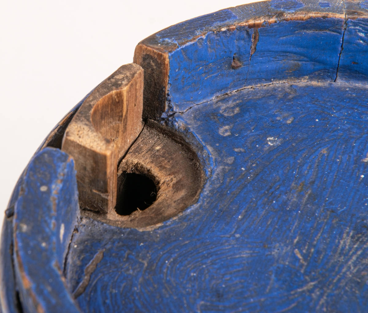 Brännvinskutting laggad, för vätska, trä, flätad rot, blå färg, rund med platt rygg.
14 träband.
