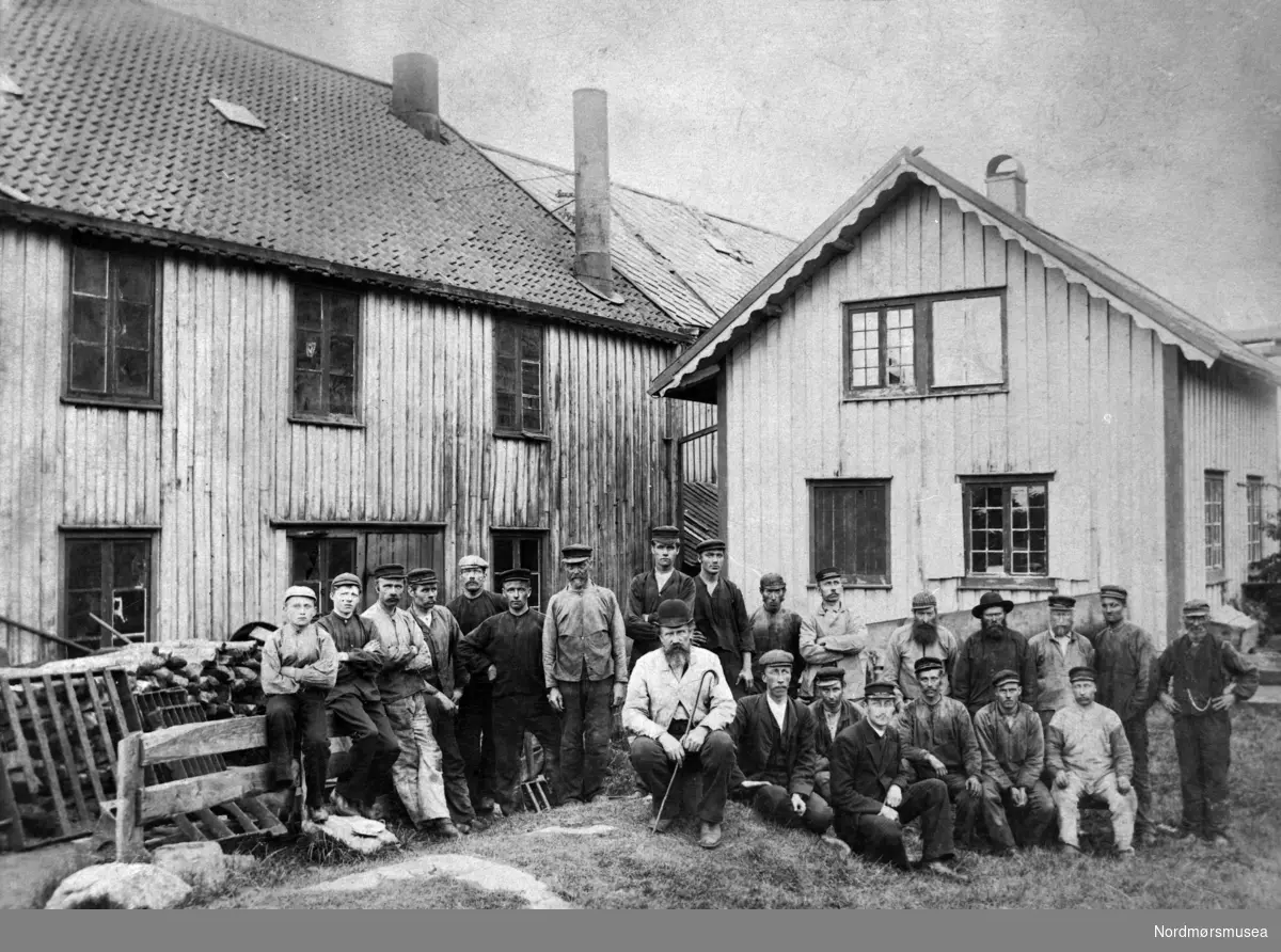 Foto fra det som trolig er arbeidsfolket ved Storvik mekaniske verksted på Dale i Kristiansund. Fotograf er Ranheisæter. Fra Nordmøre museums fotosamlinger.