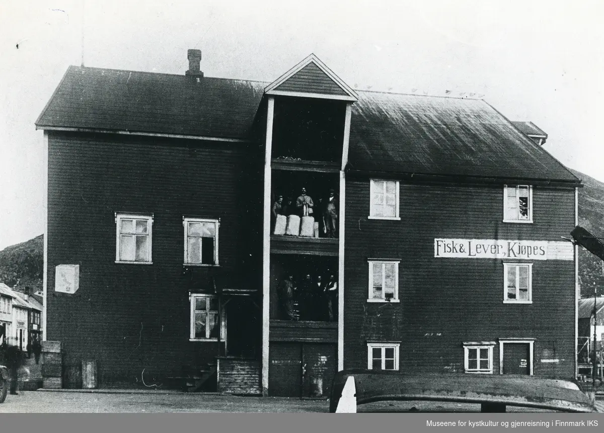 Honningsvåg. Fiskebruk og tørrfisklager til Richard Floer AS på Holmen i "Tyskerbrygga". 1923.