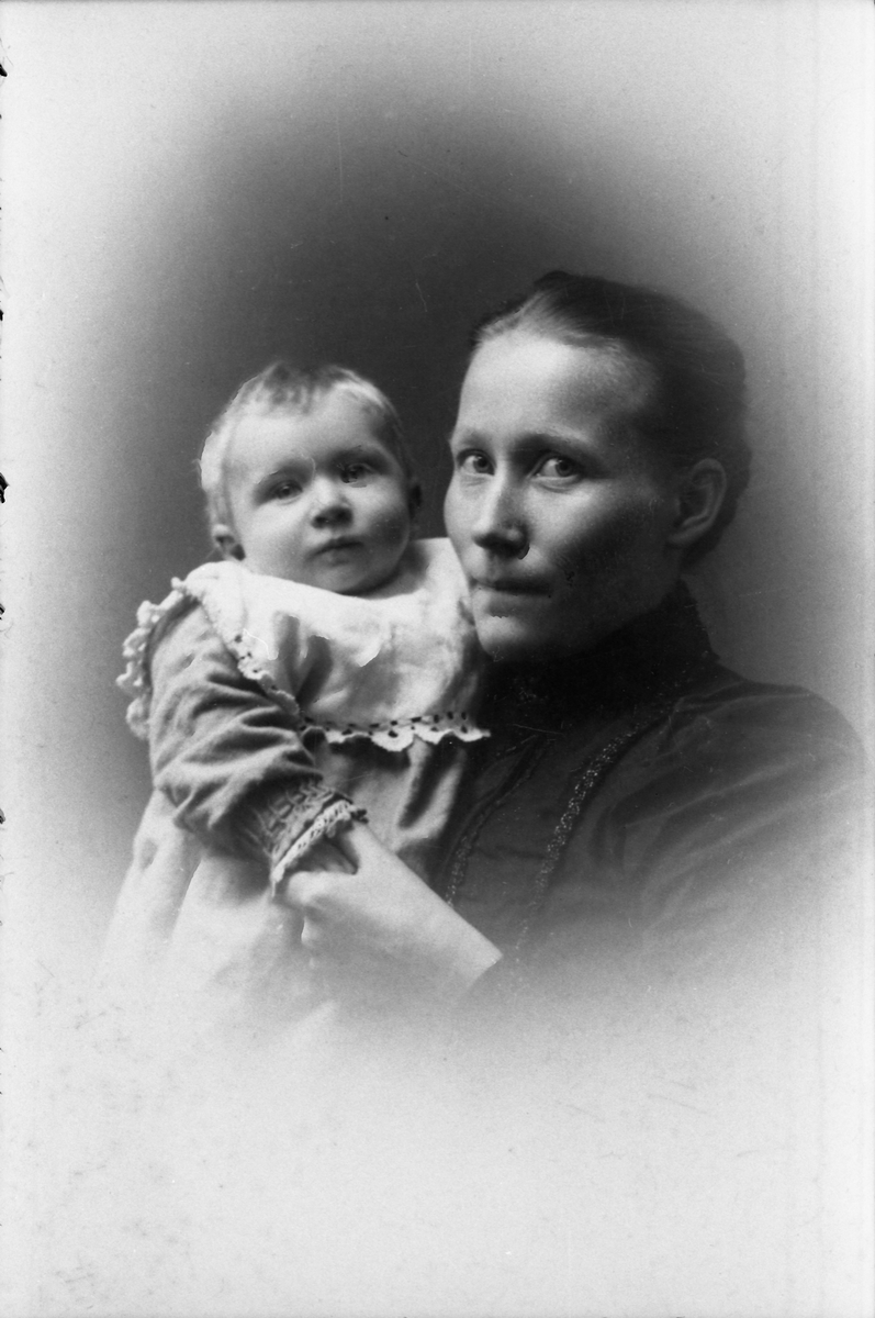 Avfotografert portrett av uidentifisert kvinne med et barn.