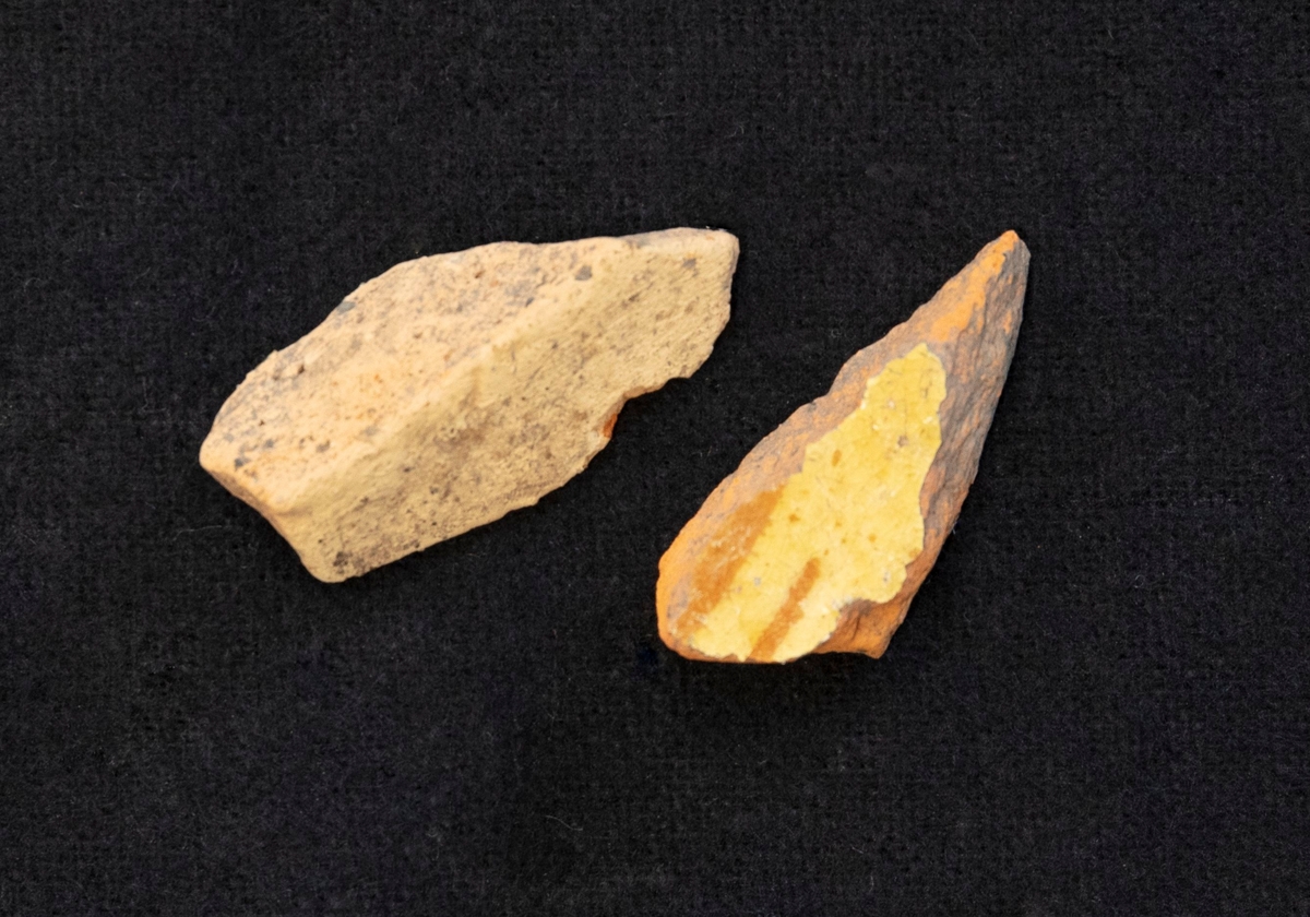 Skärvor av lergods. Rödgods, gul glasyr.

Funnen i anläggning S16.
Grävningsledaren ändrade sedan anläggningsbeteckningen i grävrapporten till K16.
Fynden kommer från en arkeologisk utgrävning/schaktövervakning av Brätte 1:8 ledd av Oscar Ortman 2018.
