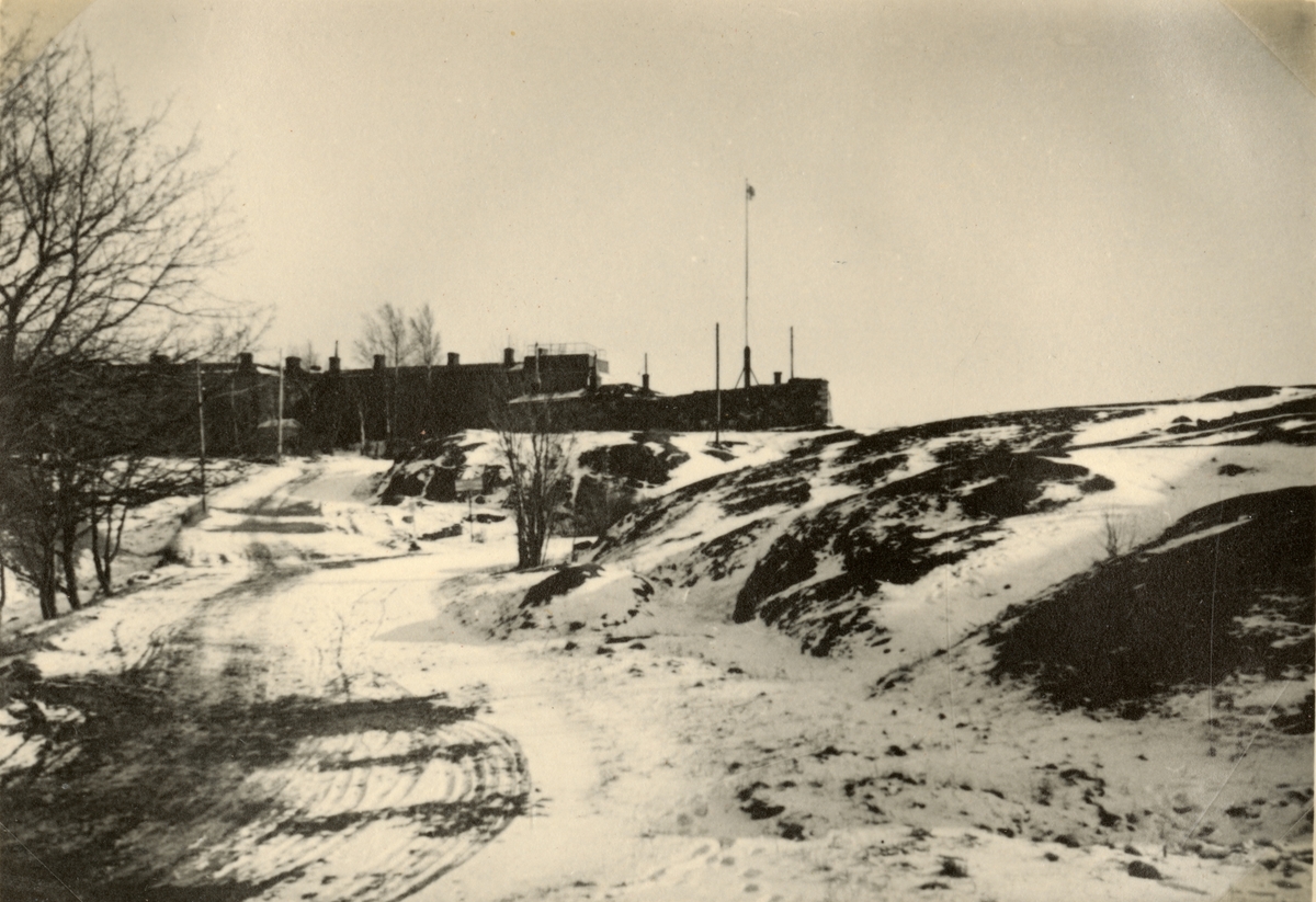 Text i fotoalbum: "Studieresa med general Alm till Finland 1.-12. mars 1939. Gustavsvärd på Sveaborg."