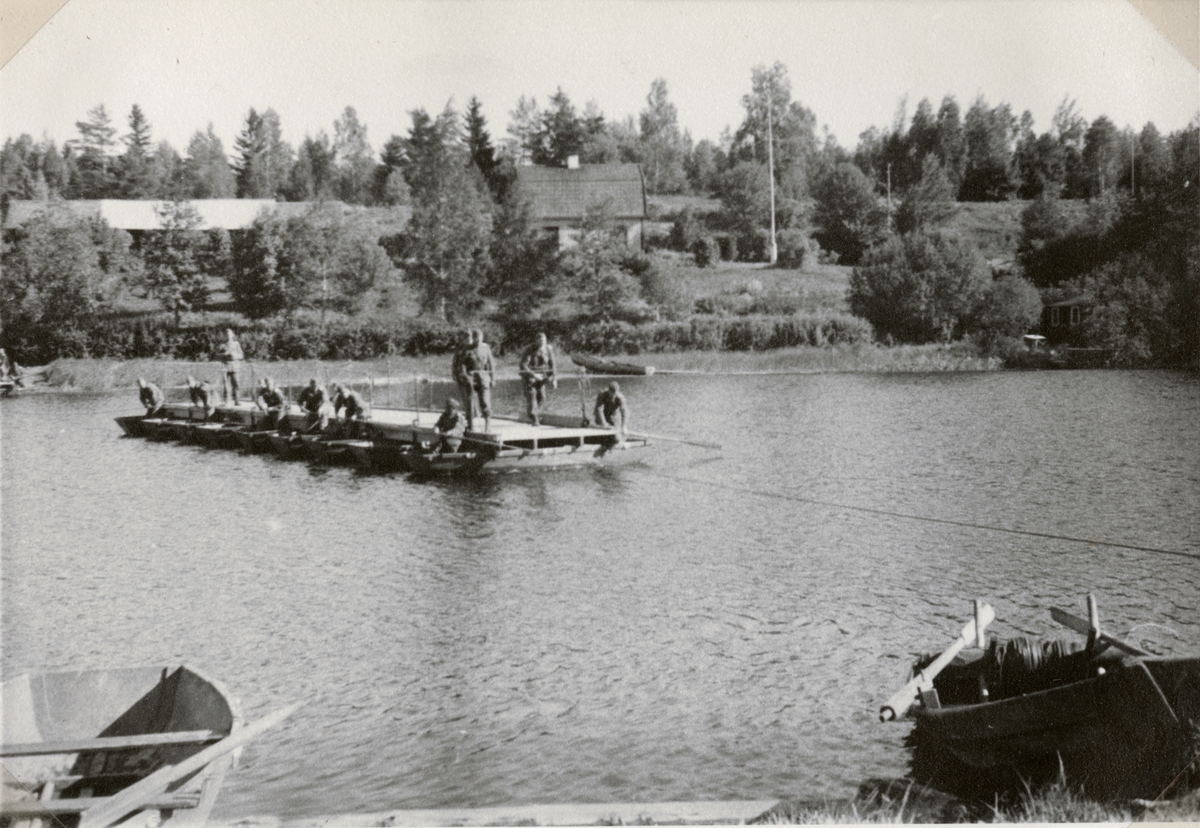 Text i fotoalbum: "Försök med spång- och bromateriel på ö-båtar i Värmland (Jösse älv) sept 1941."