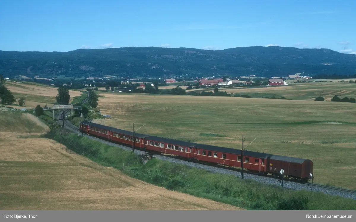 Elektrisk lokomotiv El 11 2111 med persontog 502 mellom Vestfossen og Hokksund