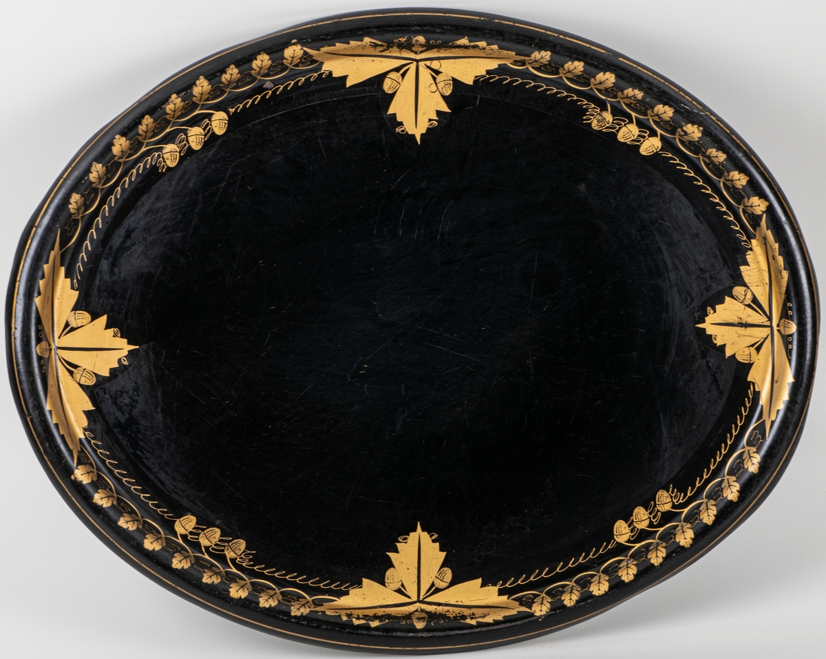 Bricka plåt oval svartlackerad, ekollon i guld runt kanterna, bredd 63 cm, mitt på litograferad bild, jägare, vallflicka, getter.