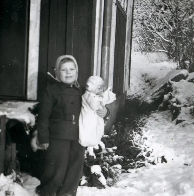 Annika Bjerrhede (född 1948) står vid ingången till det gamla huset med ...