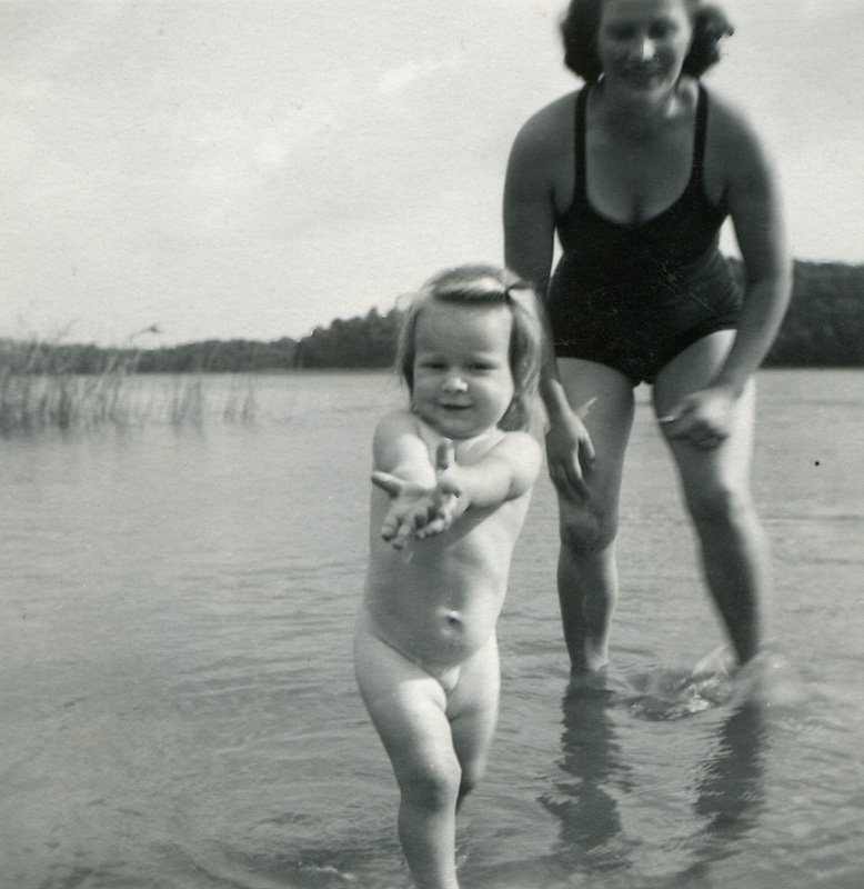 Gunhild Melin (1914 - 1993) och dottern Kristina (född 1943, gift Olsen) badar i Tulebosjön, cirka 1945.