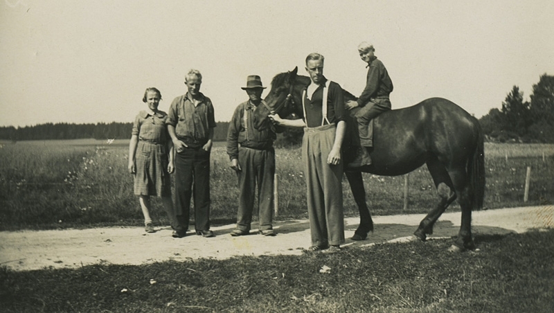Rune Pettersson (1917 - 1967) håller hästen, Villa Klippan i Kållered, okänt årtal. Son till skräddaren Erik Pettersson. Övriga är okända.