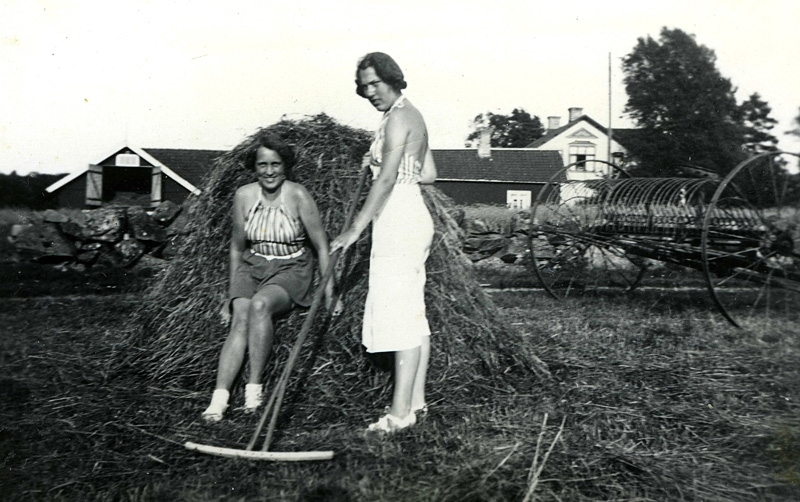 Sommargäster från Burås i Göteborg vid Tulebo Nordgård "Fredrikssons" år 1938. Från vänster: systrarna Maj-Britt Dahlberg Cedstrand (1918 - 2010) och Eivor Dahlberg Bjerrhede (1921 - 2015).