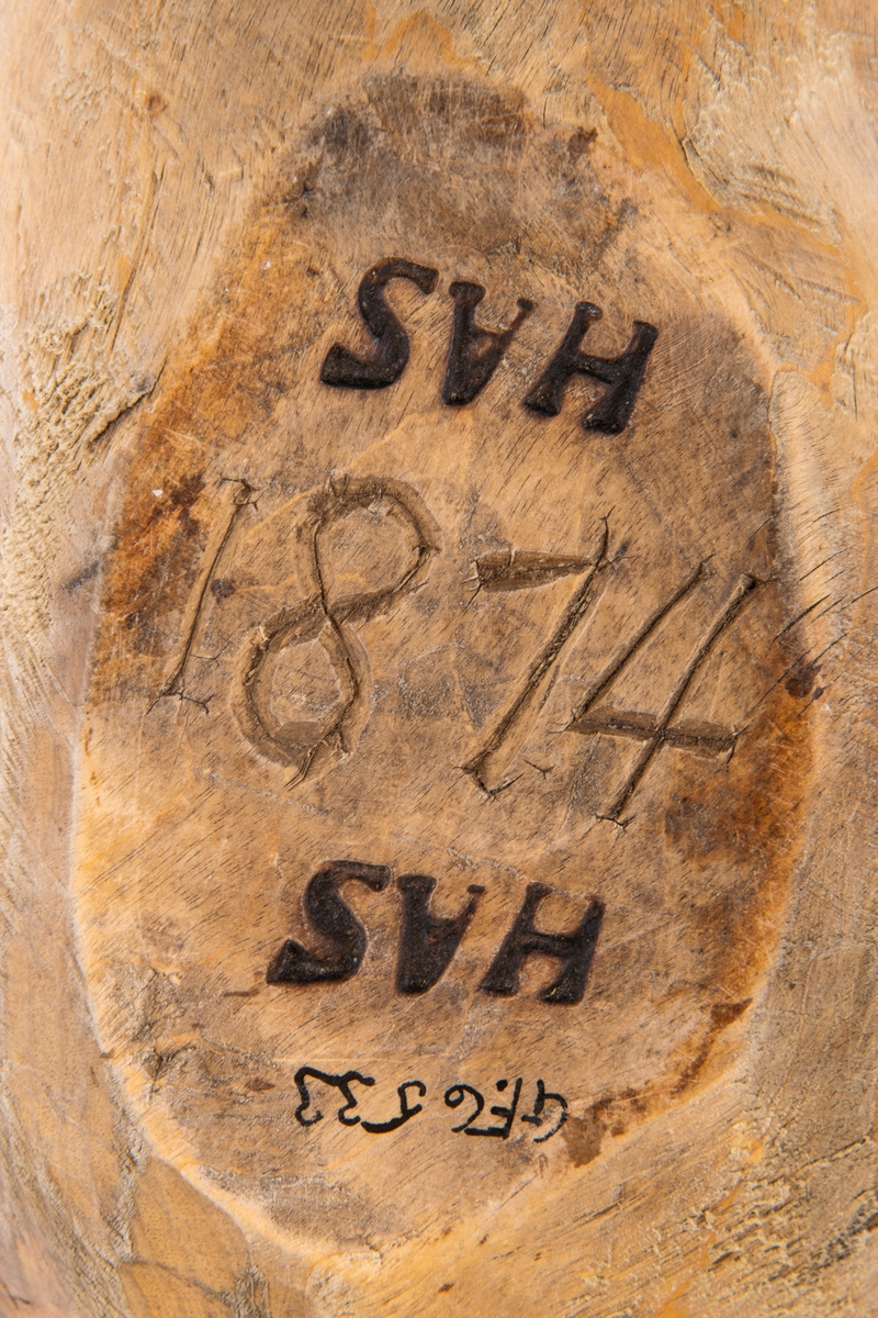 Skål av trä, omålad. Märkt HAS 1874.