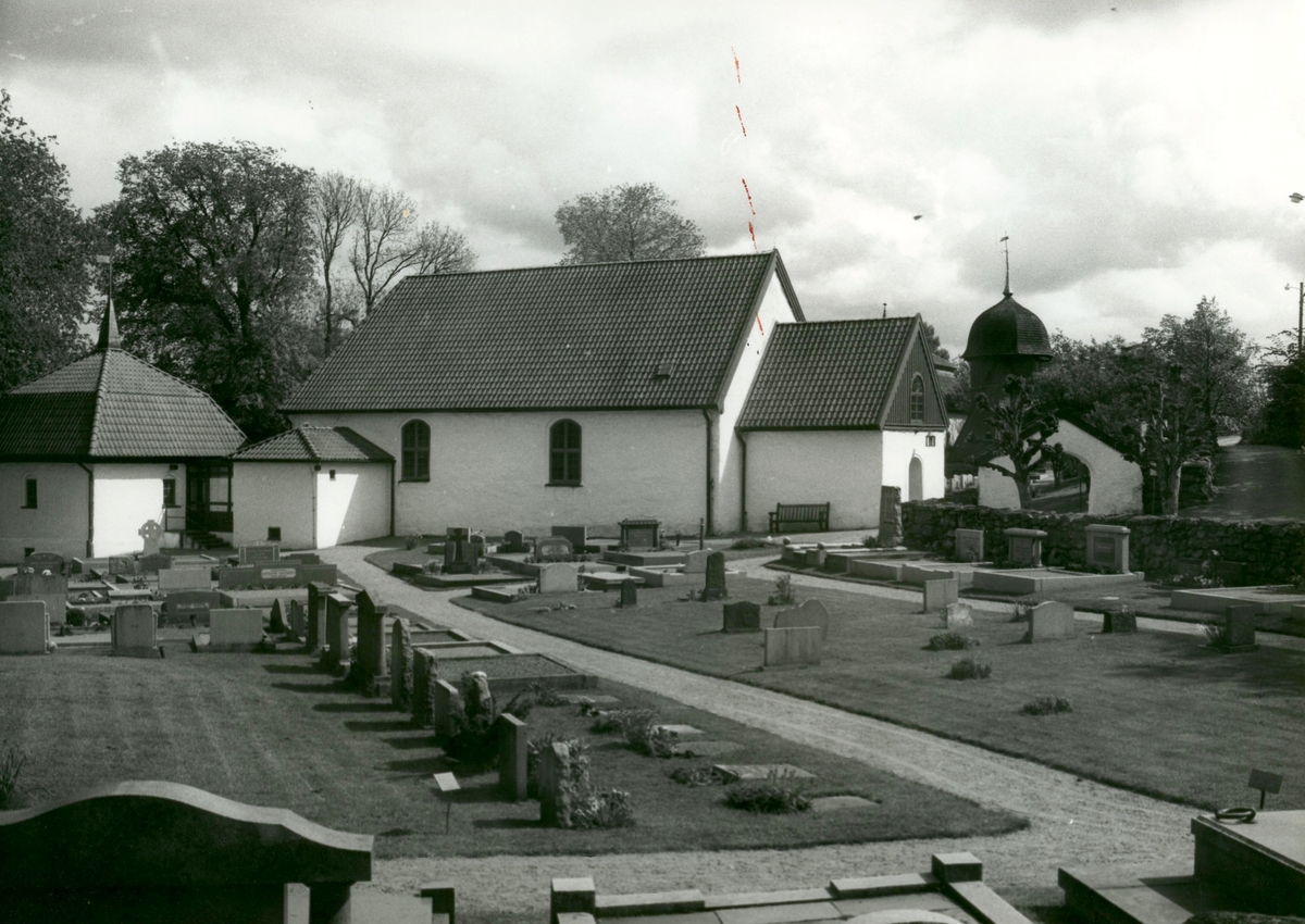 Kållereds kyrka och kyrkogård år 1986.