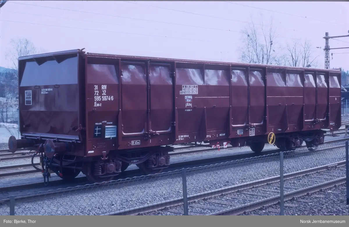 Ny kassevogn fra Strømmens Værksted til statsbanene i Jugoslavia, litra Eas-z nr. 31 72 595 5974-6, på Strømmen stasjon