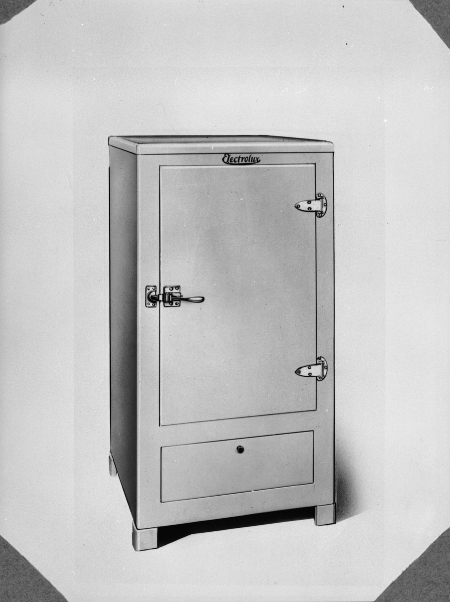 Tecknad. Kylskåp typ B.4 med låda.