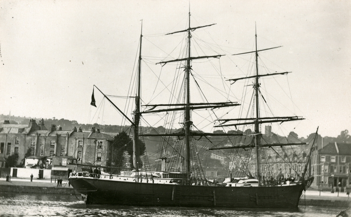 Bark 'Iona' (b. 1876) av Arendal liggende til kai.
