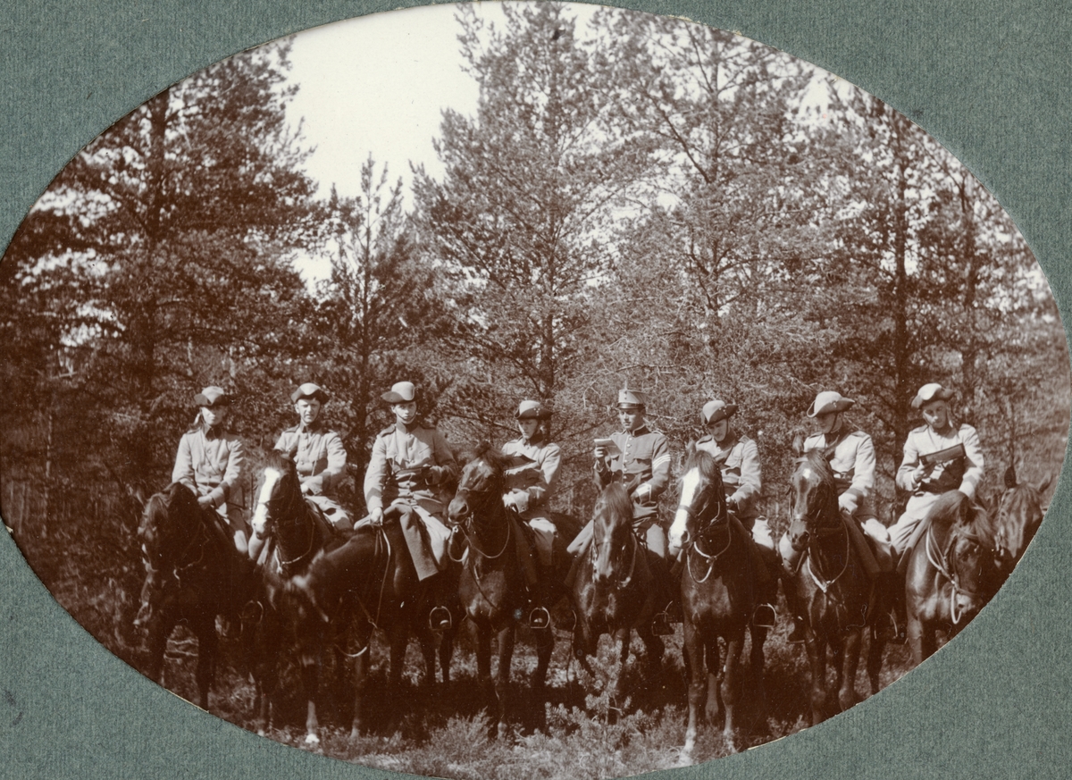Gruppbild med soldater till häst.