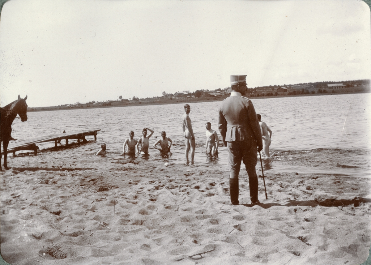 Soldater vid stranden.