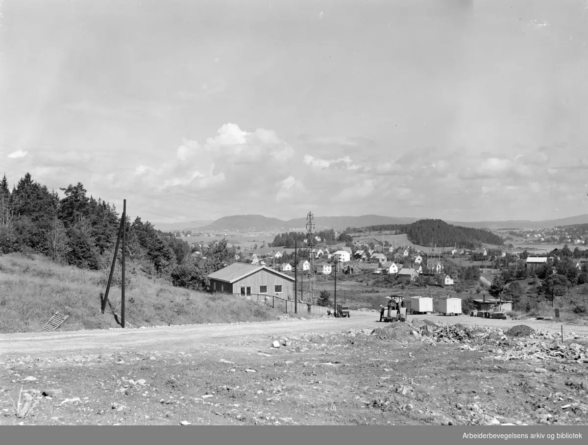Lambertseter: Bildet er tatt i krysset Feltspatveien og Lambertseterveien. Utsikt ned mot Abildsø. Juli 1953