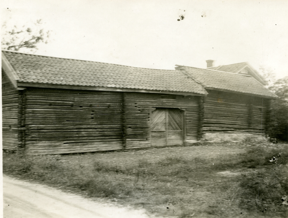 Kumla sn, Väsby, Hedströms gård.
Portliderlänga med källarbod och f.d. stall, 1918.