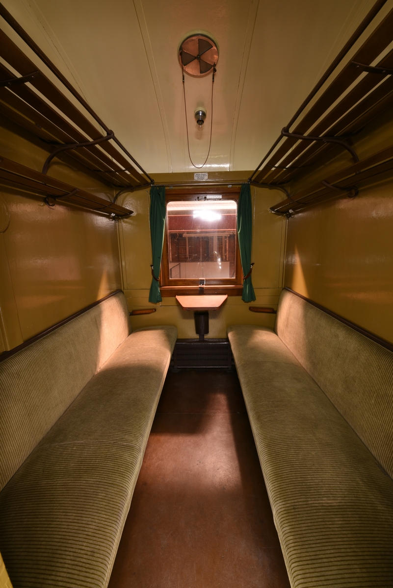 Tredjeklass personvagn SJ Co8a nr 2772. F.d. Bo8a.
Vagnkorgen är klädd med teakpanel. Inbyggda plattformar. Planlösningen består av två kupeér innanför en korridor i ändarna mot vestibulerna och däremellan två större avdelningar, som skiljs åt av en mellanvägg, med kupéindelning utan väggar. Stålrörssoffor insatta på 1930-talet. 78 sittplatser.